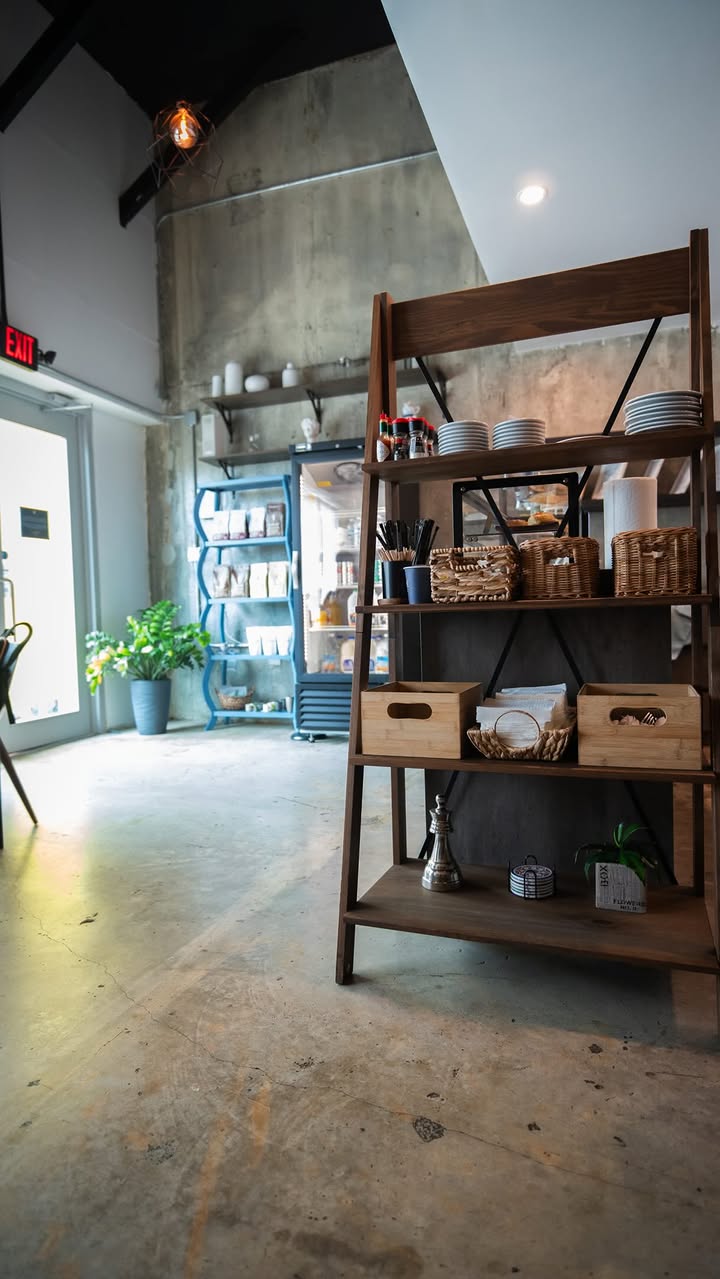 Interior acogedor de uno de los espacios de LaVidé Coffee